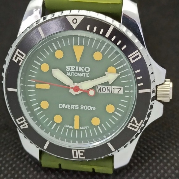 Vintage 1982 Seiko Automatic Men’s Silver/Green Dive Watch W/DayDate &Japan Mvmt - Picture 3 of 8
